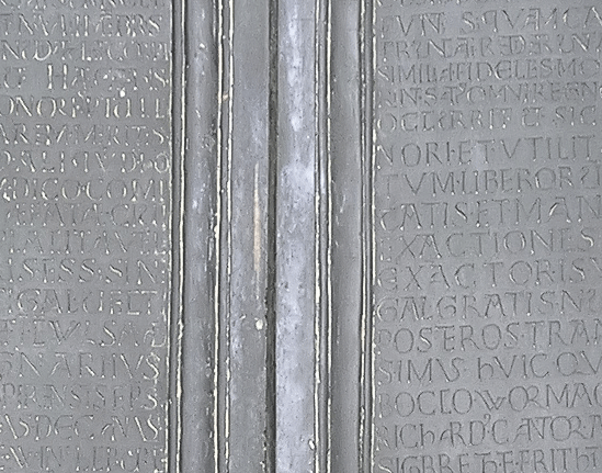 Epigraphik: Inschrift auf dem Mainzer Domportal