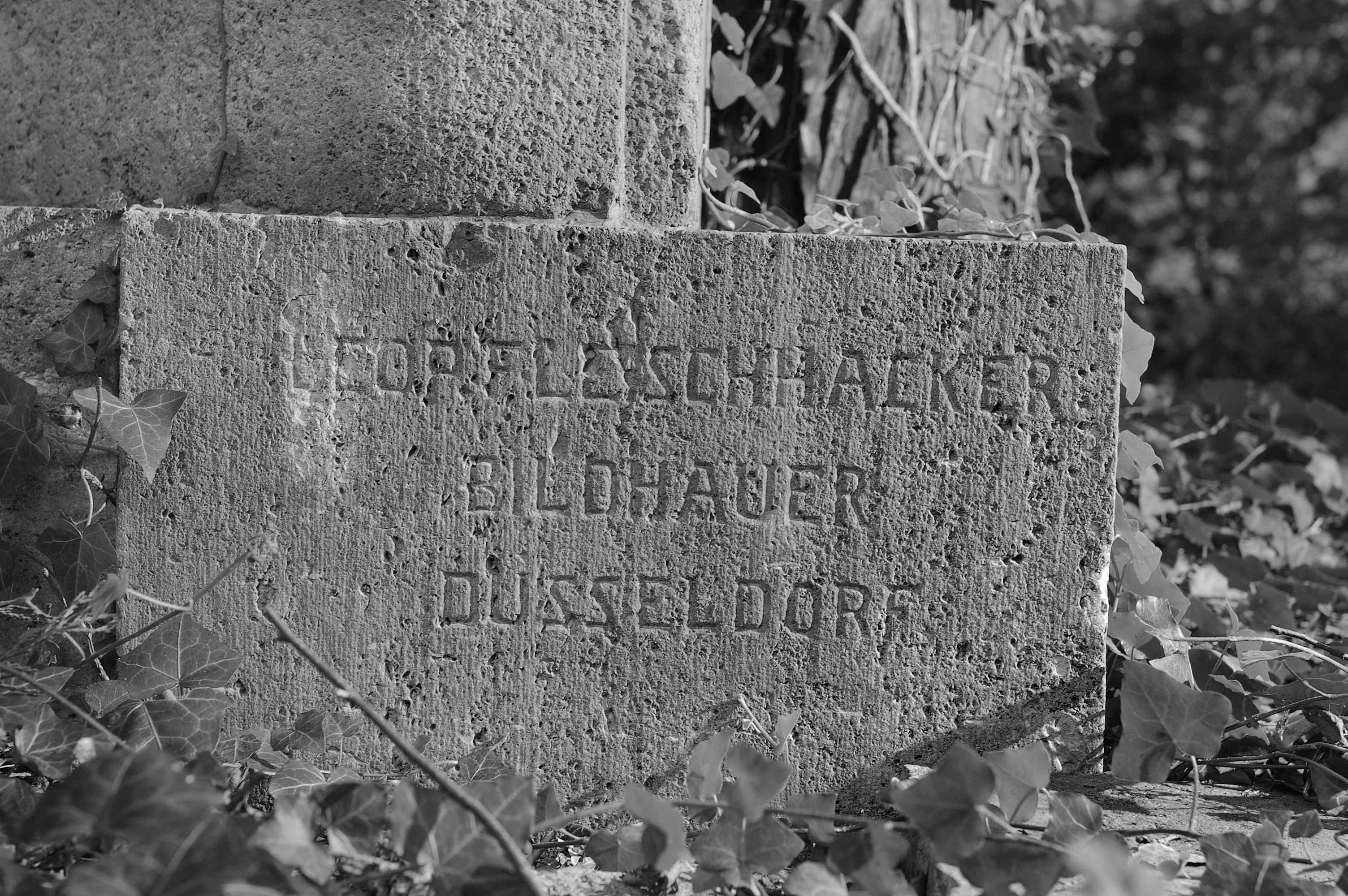 signature of sculptor Leopold Fleischhacker,  Krefeld 1929